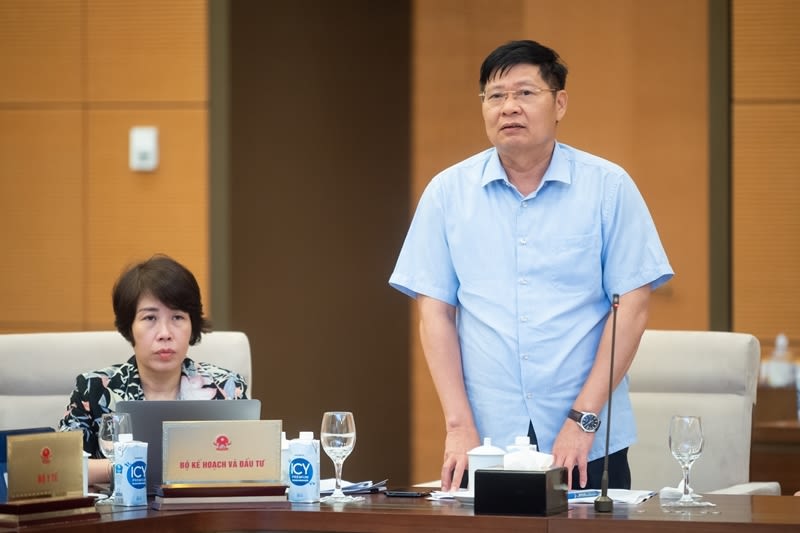 Phó Chủ tịch Tổng Liên đoàn Lao động Việt Nam Phan Văn Anh góp ý dự thảo Luật BHXH (sửa đổi) tại phiên họp thứ 25 của Uỷ ban Thường vụ Quốc hội (Ảnh: Phạm Thắng)  