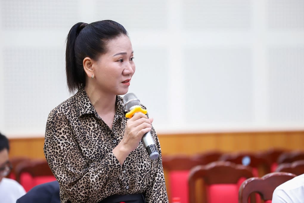 Chị Nguyễn Thị Huyền chia sẻ hành trình đòi quyền lợi tại Hội thảo Hoàn thiện về quy chế pháp luật bảo vệ quyền lợi lao động bị nợ BHXH do Tổng liên đoàn Lao động việt Nam cùng Báo Lao động tổ chức ngày 21/7. Ảnh: Nguyễn Hải